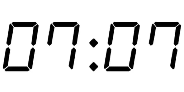 Znaczenie godziny 07:07: Przypadkowa godzina, czy może ma znaczenie?