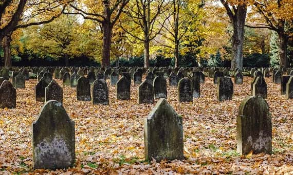 Znaczenie snu o cmentarzu: Symbolika i interpretacja snów