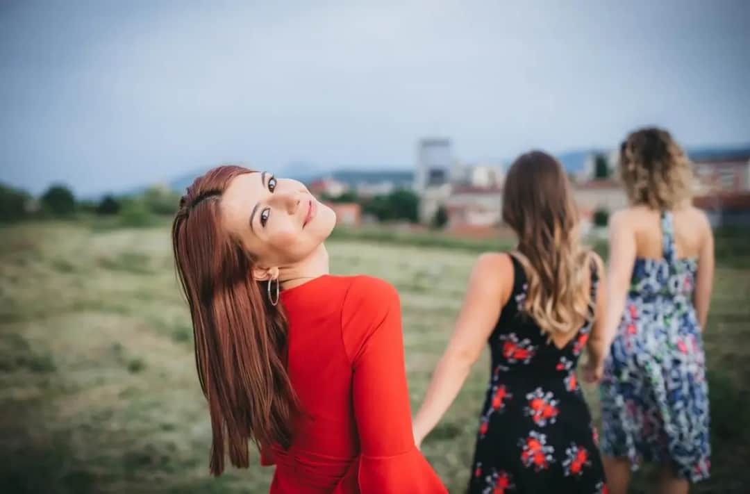 Sennik kobieta - rozmowa z nieznajomą dziewczyną