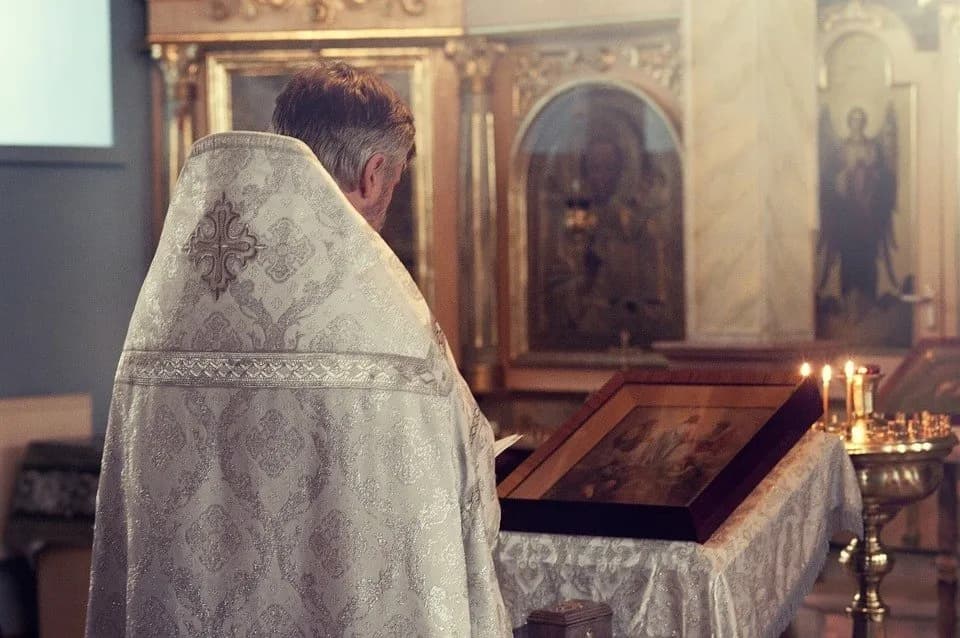 Sennik: Znaczenie snów o księdzu - Duchowa interpretacja wizji