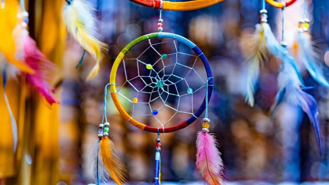 Znaczenie kolorów łapacza snów: Wpływ na rodzaj marzeń sennych