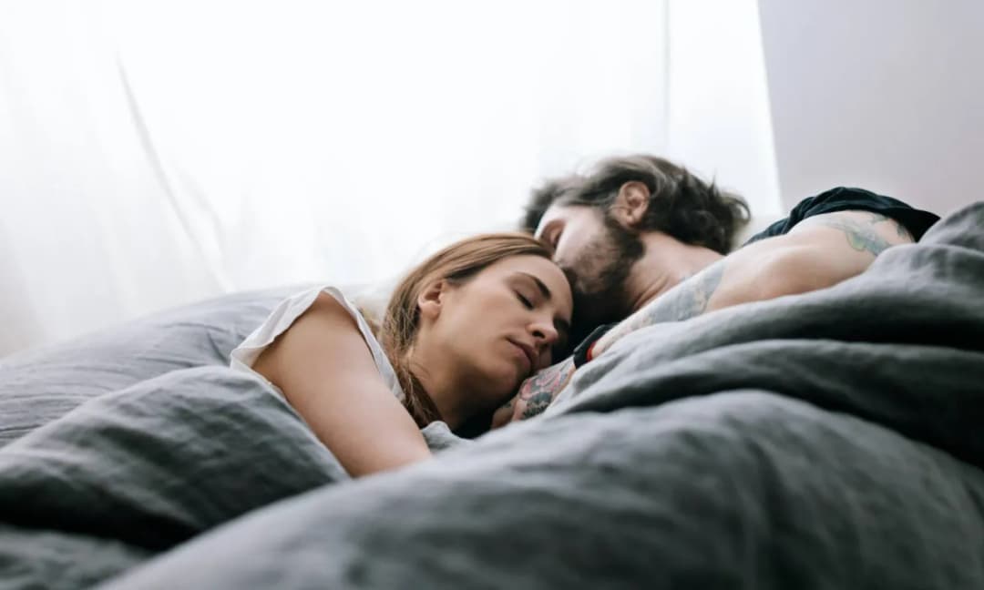 Co to znaczy, gdy śni ci się ten sam sen co druga osoba: fascynujący znak
